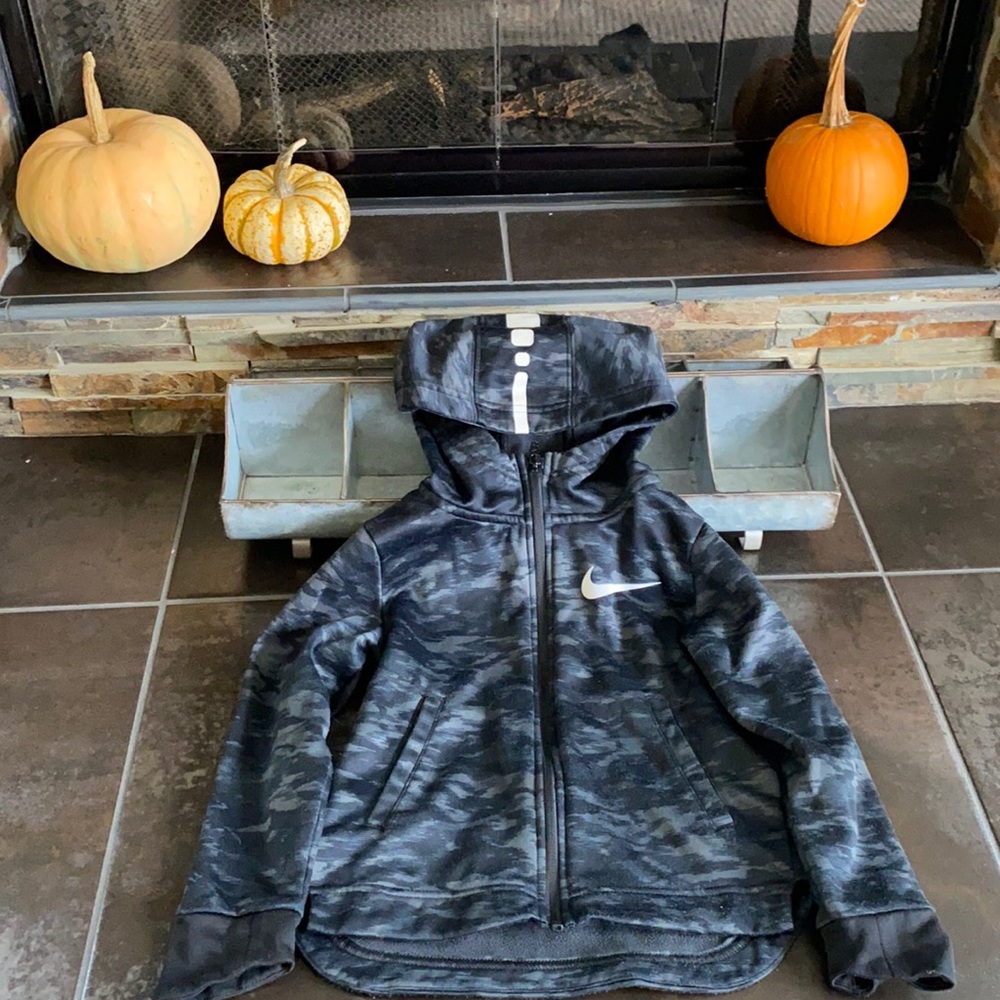 Boys Nike Elite full zip hoodie. Black/gray camo print. Size 5/S